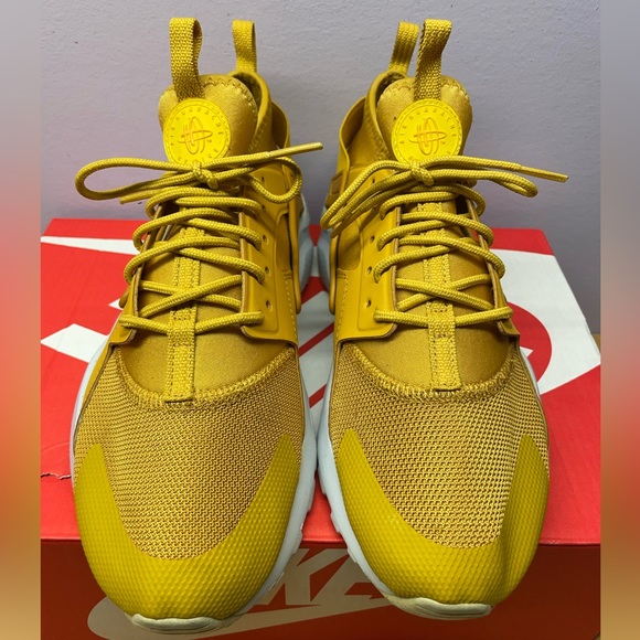 Air Huarache Run Ultra GS 'Mineral
Yellow' - Picture 4 of 6